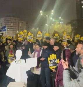 Protest în Piaţa Victoriei: „Nu plecăm până nu eradicăm corupţia”